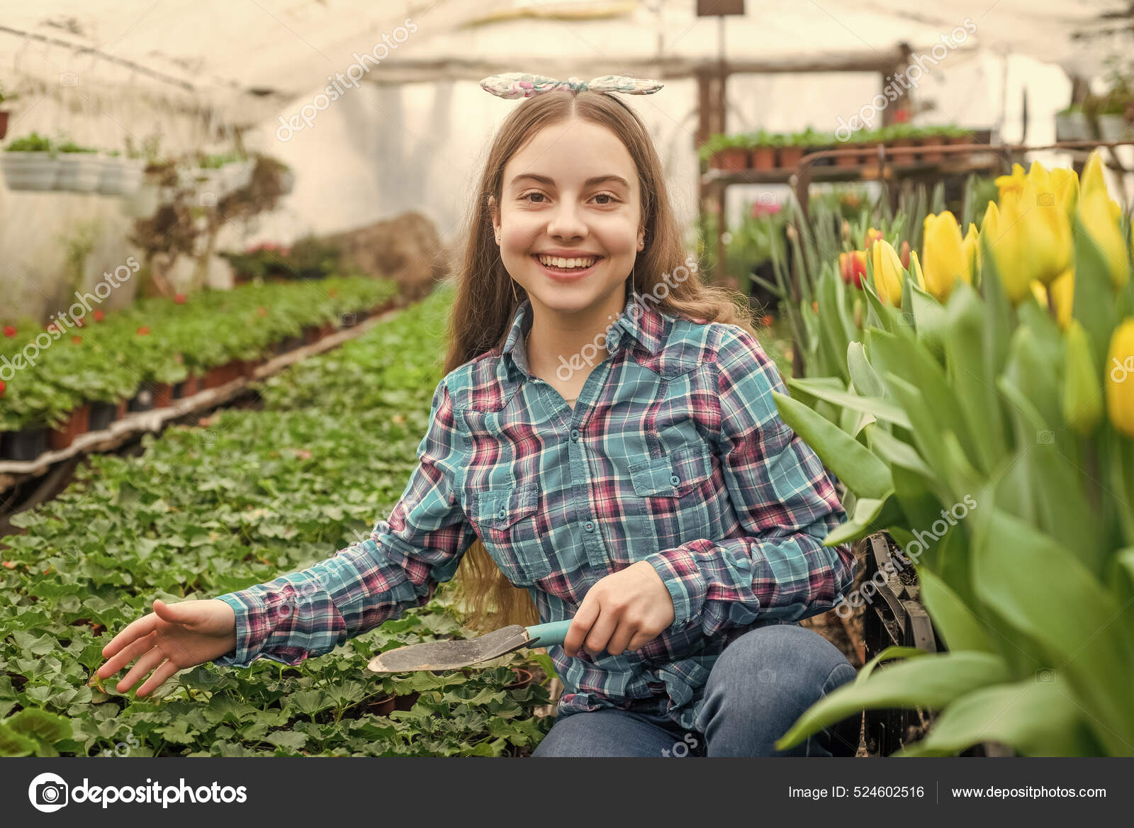 Foto Un niño pequeño cuidando el invernadero y las plantas