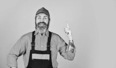 Yeni fikir. Adam liilersuit giyiyor. Tulumlu sakallı işçi. Kendine güvenen bir tamirci. Tamircinin Portresi. Depoda çalışan bir işçi. Kafkasyalı işçiler depoda. Çılgın tamirci konsepti. Boşluğu kopyala