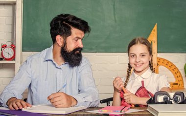 Ders sona erdi. Görev başarıyla tamamlandı. Babamla evde eğitim. Çalışmaya yardım. Disiplin terbiyesi. Çocukla birlikte sakallı pedagog çalışması. Ders çalışmak eğlencelidir. Okul öğretmeni ve kız öğrenci.
