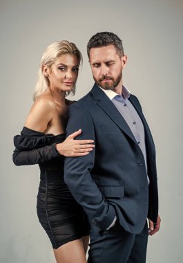 Aşık seksi çift. Erkek kadına sarılır. Resmi bir çift. Kendine güvenen bir iş adamı. İş ortaklığı başarısı. moda ve güzellik. Bir erkekle bir kızın romantik ilişkisi. Aşkın derinliklerinde