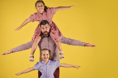 Mutlu kızlar babaları, aileleri ve çocukluklarıyla vakit geçirirler.