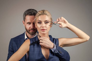 Birbirine aşık çiftler romantik ilişkiler yaşarlar kuaför aletleri, saç bakımı tutarlar.