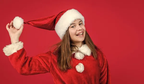 Feliz año nuevo chica adolescente usar rojo Santa Claus sombrero y traje, celebrar — Foto de Stock