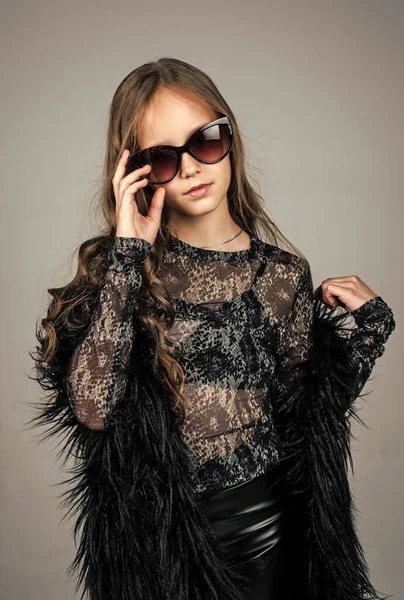 Tiener meisje met lange krullend haar dragen trendy zonnebril, schoonheid — Stockfoto