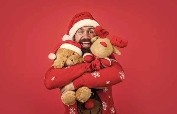 산타 클로스 수염을 기른 남자가 장난감을 들고 행복 한 새해를 기원하며 크리스마스 선물과 선물로 가득 찬 겨울 파티를 축하 할 준비를 하고 있다. — 스톡 사진