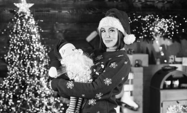 Très beau cadeau. composition du temps de Noël. heureux nouveau 2021 année. fille gaie attendre les cadeaux de Noël. le temps d'acheter des cadeaux. les ventes. préparation et célébration des fêtes. femme porter santa claus chapeau — Photo