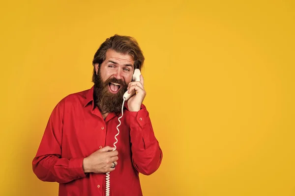 Brutal caucásico hipster con barba en camisa hablar en retro teléfono, conversatio — Foto de Stock