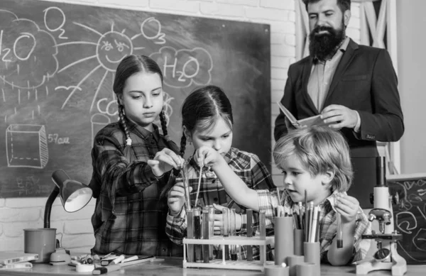 Grundläggande kunskaper. Att plugga med vänner är kul. Erfarenhet blir kunskap. Gruppinteraktion. Science club är en framgångsrik metod för STEM-utbildning. Praktiska kunskaper — Stockfoto