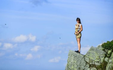 Bir sürü fırsat. Zirveye ulaşmak. Kadın dağ yamacında duruyor. Özgürlüğü hisset. son derece özgür. Başarının yolu. Uçuruma atla. Dağ gezisi ve yürüyüş. kaya tırmanışı yeteneği