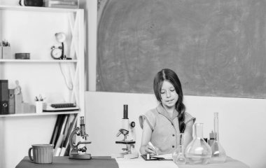 Biyoloji eğitimi. Fen dersi. Okul laboratuarı. Mikroskobu olan küçük bir kız. Kız biyoloji sınıfı test tüpleri. Bilimsel deney. Büyüleyici bir ders. Mikrobiyolojiyi araştır. Biyoloji oku.