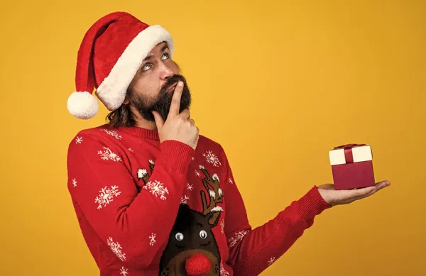 Šťastný vousatý muž v kostýmu Santa Clause slavit zimní svátky vánoc a cítit veselé o vánočních dárky, poslední příprava — Stock fotografie