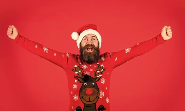 З Новим роком. Хіпстер смішний в'язаний светр. Святкування ще одного року з любов'ю, щастям і веселощами. Холодна погода. Бородатий чоловік Санта-капелюх. Веселого Різдва. Різдвяний розпродаж. Святкування Різдва — стокове фото