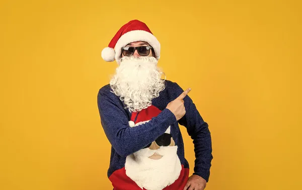 Alles wat ik wil voor Kerstmis. Nieuwjaarsfeest. Vier de wintervakantie. Vrolijk kerstfeest voor jou. Kerstmis winkeltijd. Cadeaus en cadeaus voorbereiden. Veel plezier. gelukkig baard volwassen man in santa claus hoed — Stockfoto