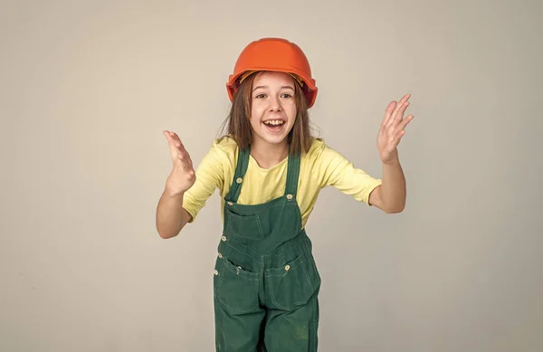 Construye tu futuro tú mismo. Día internacional de los trabajadores. electricista es su carrera. chica en casco juega constructor. edificio y renovación. niño construir la construcción. ingeniero adolescente es trabajador de la construcción — Foto de Stock