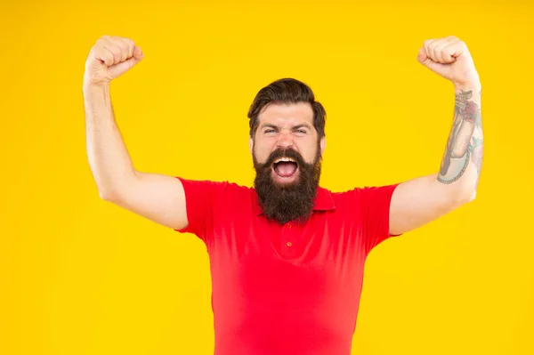 Кричать бородатый мужчина с усами в футболке на желтом фоне, агрессия — стоковое фото