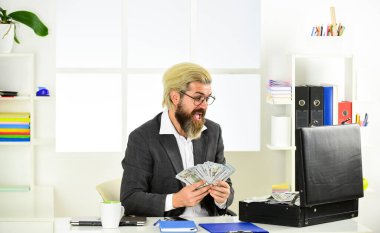 Şirket finansmanı. Ekonomi konsepti. Nakit ciro. Vergi ödemesi. Şirketin gelir dolandırıcılığı. Nakit parası olan bir iş adamı. Banka hesabı. Kredi ve nakit konsepti. Finansal danışmanlık. Mali Direktör