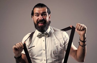 Askılı ve papyonlu moda bir adam. Klasik kıyafetler içinde kendine güvenen ve zarif bir adam. Erkeklik ve karizma. Resmi parti kıyafet yönetmeliği. Eski moda sakallı hippi.