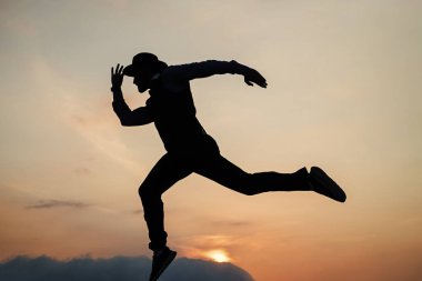 Bırak özgürlük çalsın. Dayanıklılık ve enerji. İlham lazım. İnsan motivasyonu hisseder. Kendine meydan okuyor. Gökyüzü arka planında insan silueti var. Güven ve başarı. başarılı geleceğe git