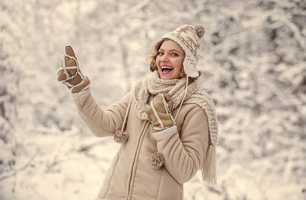 Шарф-варежка и шляпа. Природа покрыла снег. Счастье. Захватывающие идеи зимних фотосессий. Снег игры. Зимний наряд. Из-за снега все на улице выглядит потрясающе. Женщина теплая одежда снежный лес — стоковое фото