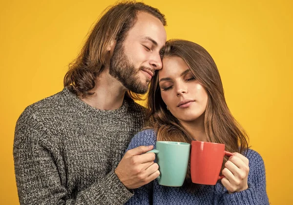 Heureux couple de famille porter des vêtements tricotés en hiver et boire des boissons chaudes, confort — Photo