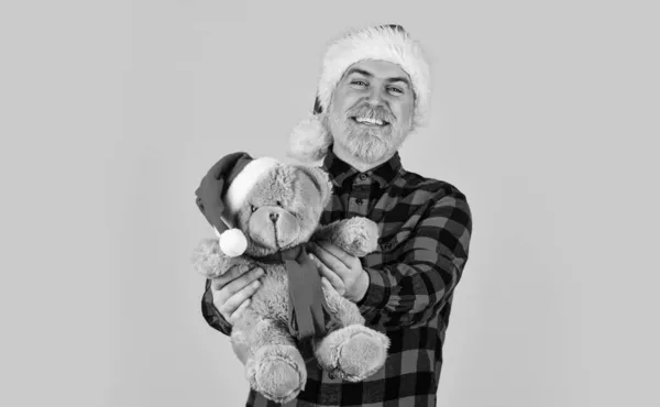 サンタクロース。慈善と優しさ。可愛い抱擁だ。髭の長い熟女。クリスマスの精神。子供の頃のクリスマスの思い出。髭の男はクリスマスを祝う。親切なヒップスターとともにテディベア — ストック写真
