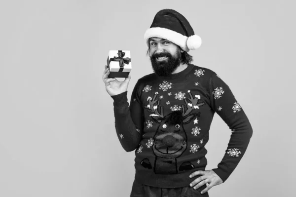 Homem barbudo feliz em traje de Papai Noel comemorar férias de inverno de chistmas e se sentir feliz sobre presentes de xmas, presente de Natal — Fotografia de Stock