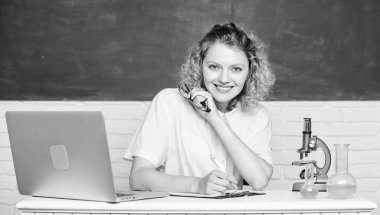 Kimya endüstrisi. Sınıfın laboratuarındaki kız. Mikroskop ve deney tüpüyle mutlu bir öğrenci. Biyoloji deney araştırması. Kimya araştırma sonuçları hakkında notlar alın. Okulun laboratuvarındaki bilim adamı