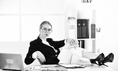 İş sorunları. Küçük işletmenin sahibi. Muhasebe ve bankacılık. Kadın para sayıyor. Muhasebe ofisi. Finansal başarı. Vergi dairesi. İş yatırımı. Genç bir kadının başarılı başlangıcı