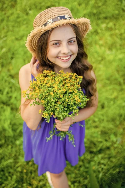 お祝いの言葉だ。幸せな女の子の花の自然の風景を保持します。記念日だ。誕生日プレゼント。花屋だ。夏休みだ。特別な機会のための花の手配 — ストック写真