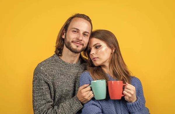 Quelle bonne matinée. confortable et confortable. tricot mode pour la famille. couple amoureux boire du thé. relations amoureuses de l'homme et de la femme en hiver. l'amour peut nous réchauffer. Nouvel an vacances et vacances — Photo