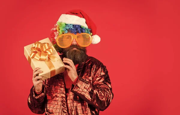 Especiais fixes. Férias de inverno. O homem barbudo celebra o Natal. Ideias de entretenimento de Natal. Desejando-lhe paz e prosperidade. Um presente de Natal. Tipo alegre penteado colorido. Homem engraçado com barba — Fotografia de Stock