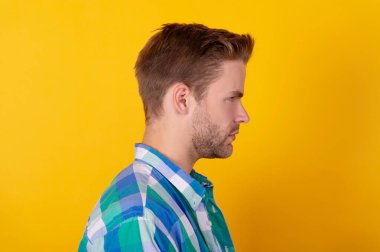 Yakışıklı ve tıraşsız. Profildeki genç adam. Kafkasyalı adamın profil portresi