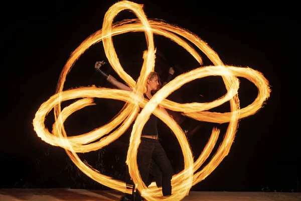 Maak uw evenement buitengewoon. Sensueel meisje voert oneindige spiralen uit in de duisternis. Poi aan het verbranden. Vuurprestaties. Feestdag. Welterusten. Een gloed van licht. Toevoeging van vonk aan elk evenement — Stockfoto