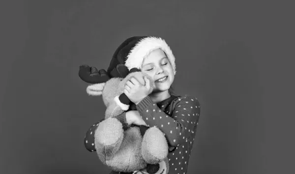 Warten auf das Wunder. Kinderglück. kleine Elfe halten Geschenk-Spielzeug. Neujahrsvorbereitung. Weihnachtseinkauf. Spielzeugladen und Geschenke für Kinder. Lächelndes Kind mit Weihnachtsmütze. Lass dein Weihnachtsfest hell sein — Stockfoto