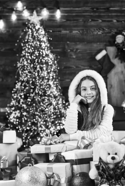 Который был непослушным в этом году. свободное время и радость. ребенок в костюме Санты на рождество подарок. Утром перед Рождеством. маленькая девочка с подарками. Наслаждайся праздником. зимний отдых и каникулы. ребенок с подарком — стоковое фото