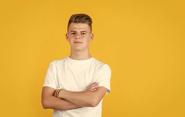 十代の男の子は黄色の背景に白いカジュアルシャツを着て、コピースペース、ファッション — ストック写真