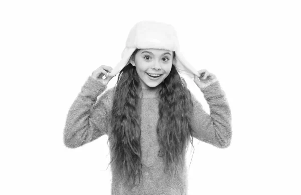 Tieni la testa nel cappello. Guarda il mio cappello con paraorecchie. felice ragazza in maglia maglione. maglieria e pelliccia per bambini. tendenze della moda invernale. bambino piccolo divertirsi isolato su bianco. preparazione vacanza — Foto Stock