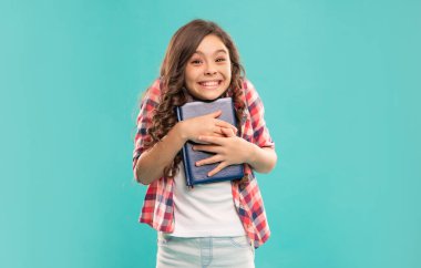 Mutlu çocuk mavi arka plan, eğitim üzerine kitap tutun