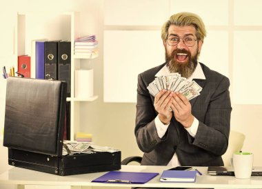 Birikim. Davalı başarılı bir iş adamı. İnternetten sahte para kazanıyorlar. Rüşvet ve para aklama. Dolar nakit para. Zengin ve zengin. Kirli para kavramı. Adamın işi başarılı oldu.