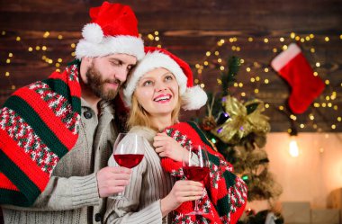 Birlikte kutluyoruz. Sevgili insanlar konsepti. Sevgi dolu kalpler. Erkek kadın yeni yılı kutluyor. Kış tatilini kutluyoruz. Birbirine aşık çiftler kırmızı şaraptan hoşlanır. Romantik bir kutlama. Mutlu Noeller.