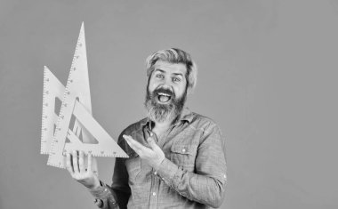 Okul eğitimi. Geometri öğretiyorum. Yedek ekipman. Mimarlık eğitimi. Sakallı öğretmen cetvel kullanıyor. Yenilikçi yaklaşım. Ölçüm aracı. Matematik çalışıyorum. Eğitim konsepti. Çizim dersi