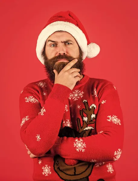 Co očekávat. překvapení na vánočních svátcích. dárky a prezentuje přípravu. vážný vousatý muž ve svetru. je čas na Vánoce. Novoroční párty. zralé a brutální hipster v Santa Claus klobouk — Stock fotografie