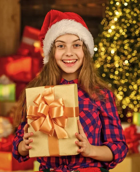 Sorpresa inesperada. Niño retrato con regalo. tiempo libre y alegría. Niño con sombrero de santa en el regalo de Navidad. la mañana antes de Navidad. Linda niña con regalos. El chico disfruta de las vacaciones. vacaciones de invierno y vacaciones —  Fotos de Stock