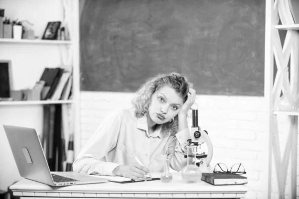 Lärare stressigt yrke. Trycket spänt. Flicka trött stressigt uttryck med bärbar dator och mikroskop arbetar utredning biologi och kemi. Stressig vetenskapsman. Stressig pedagog — Stockfoto