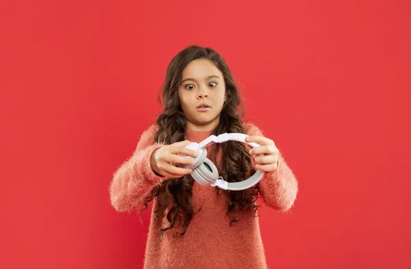 Σοβαρό παιδί σε πουλόβερ πρόκειται να ακούσετε μουσική σε ακουστικά, τεχνολογία — Φωτογραφία Αρχείου