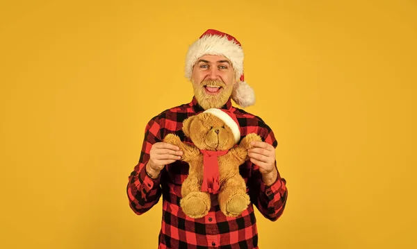 Aardige hipster met teddybeer. Liefdadigheidsproject. Een man met baard viert kerst. Liefdadigheid en vriendelijkheid. Mooie knuffel. De kerstman. Volwassen man met lange baard. Kerstsfeer. Kersttijd voor genade — Stockfoto