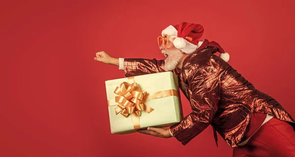 빨리 해. 새해 선물 배달. 크리스마스 온라인 쇼핑. 흰 수염이 있는 산타 클로스. 산타 모자쓴 남자가 크리스마스 선물 준비하고 있어. Xmas 전 날 아침. 겨울 방학을 즐기라 — 스톡 사진