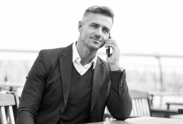 Çözümler iyi bağlantılıdır. Dışarıda telefonda yakışıklı bir adam konuşuyor. Konuşma zamanı. İş iletişimi. Modern yaşam tarzı. Mobil teknoloji. 3G mi? 4G — Stok fotoğraf