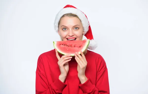 热带圣诞的概念。圣诞节夏季目的地。圣诞女孩吃西瓜。女人的桑塔帽子拿着薄片西瓜.漫长的夏天圣诞假期及度假胜地 — 图库照片