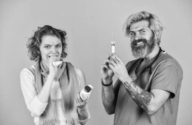 İğnelerden korkuyor. Doktor ve hasta hastanede buluşuyor. Sağlık uzmanları. Sağlık ve Sağlık Hizmetleri. Doktor ve hasta tedaviyi tartışıyorlar. Hastalık teşhisi konulu danışmanlık